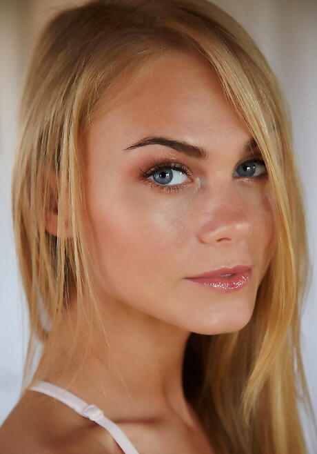 Gracile ukrainian blond teen Nancy A makes some foot fetish 